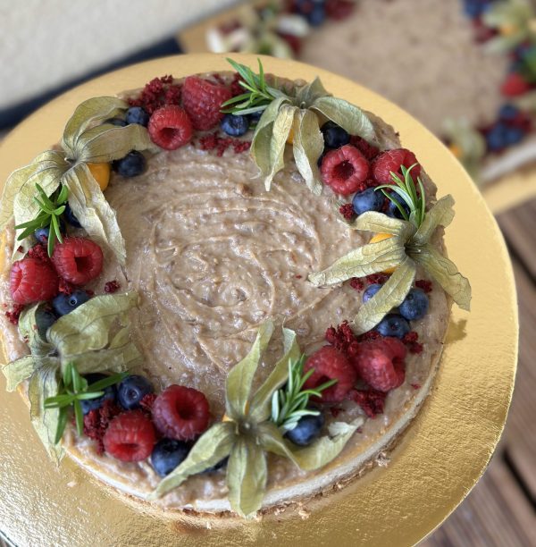 Vegan “juustukook” maapähkli-datli kattega