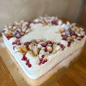 Kohupiimakreemi ja marjadega biskviittort