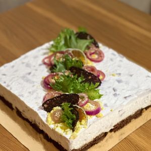 Heeringatort musta leiva ja kodujuustuga